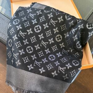 Aris Black and Gray Patterned Scarf